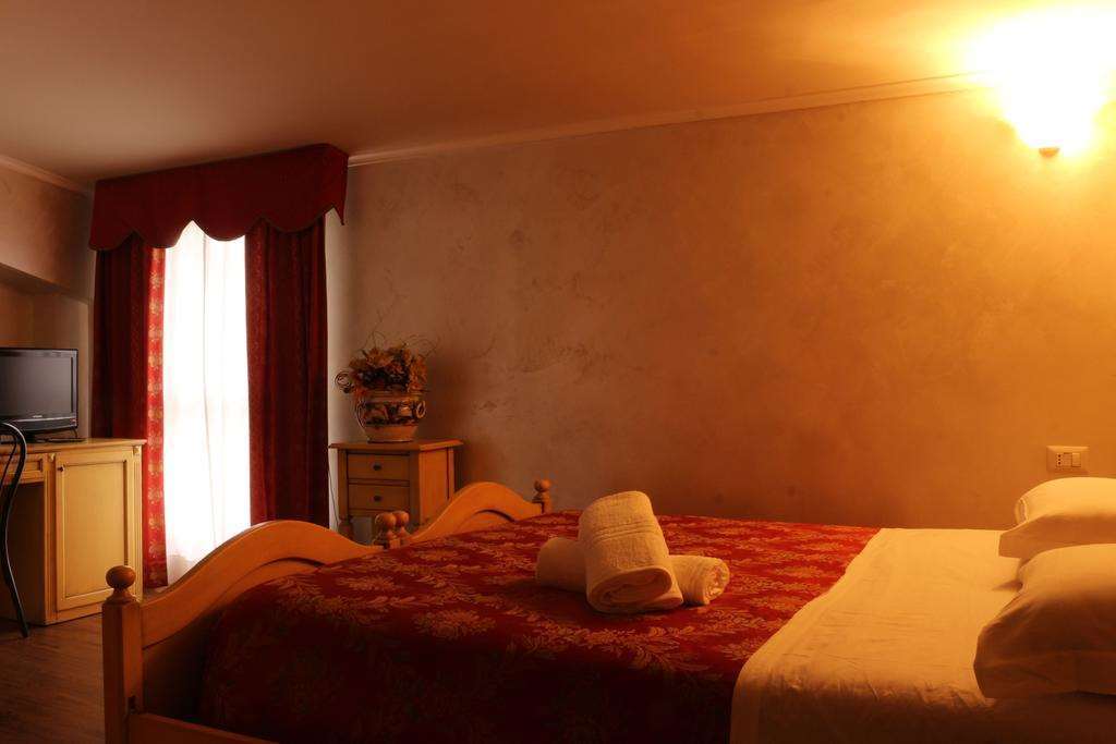 Hotel Al Castello Pomezia Camera foto
